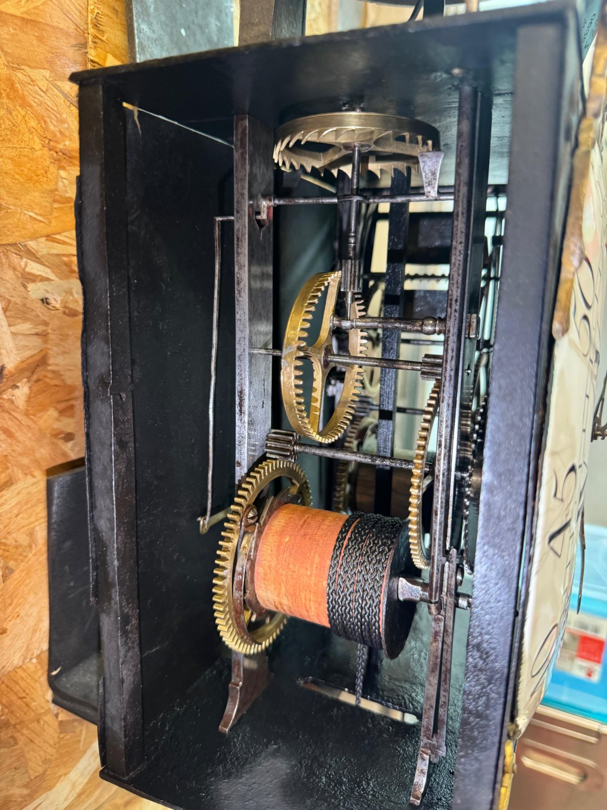 Rouages en laiton et platine d’un mouvement d’horloge démonté sur l’établi