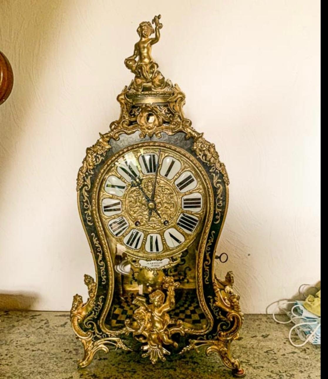 Cartel de style Louis XV en marqueterie et bronzes dorés, cadran à cartouches d’émail